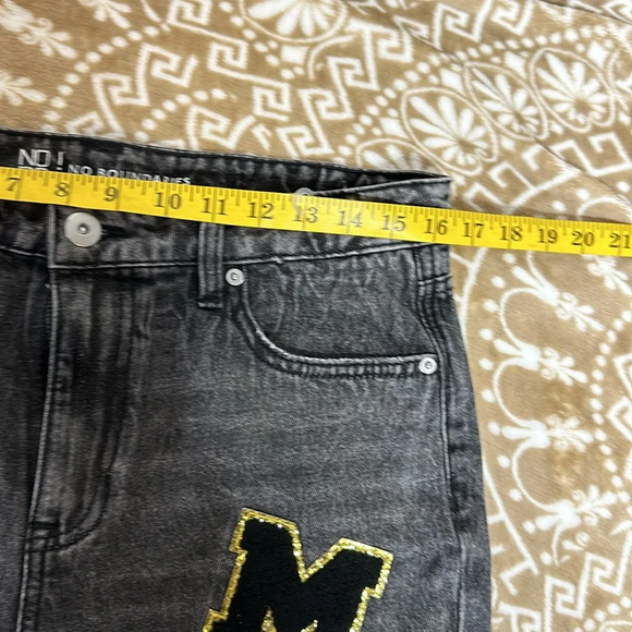 NO BOUNDAIRES HIGH RISE MOM JEANS " FUN DECALS" SIZE 11 - Picture 7 of 9